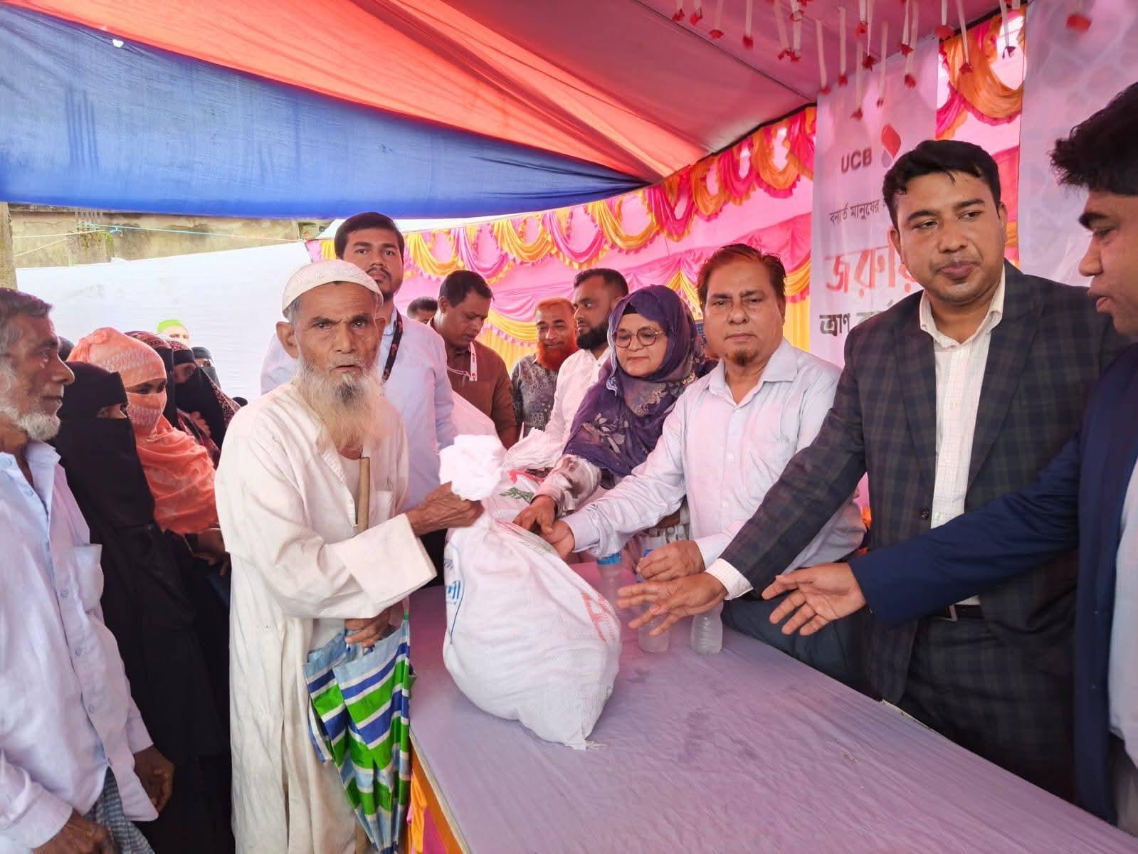 চকরিয়ায় ইউনাইটেড কমার্শিয়াল ব্যাংকের বন্যার্তদের মাঝে ত্রাণ বিতরণ