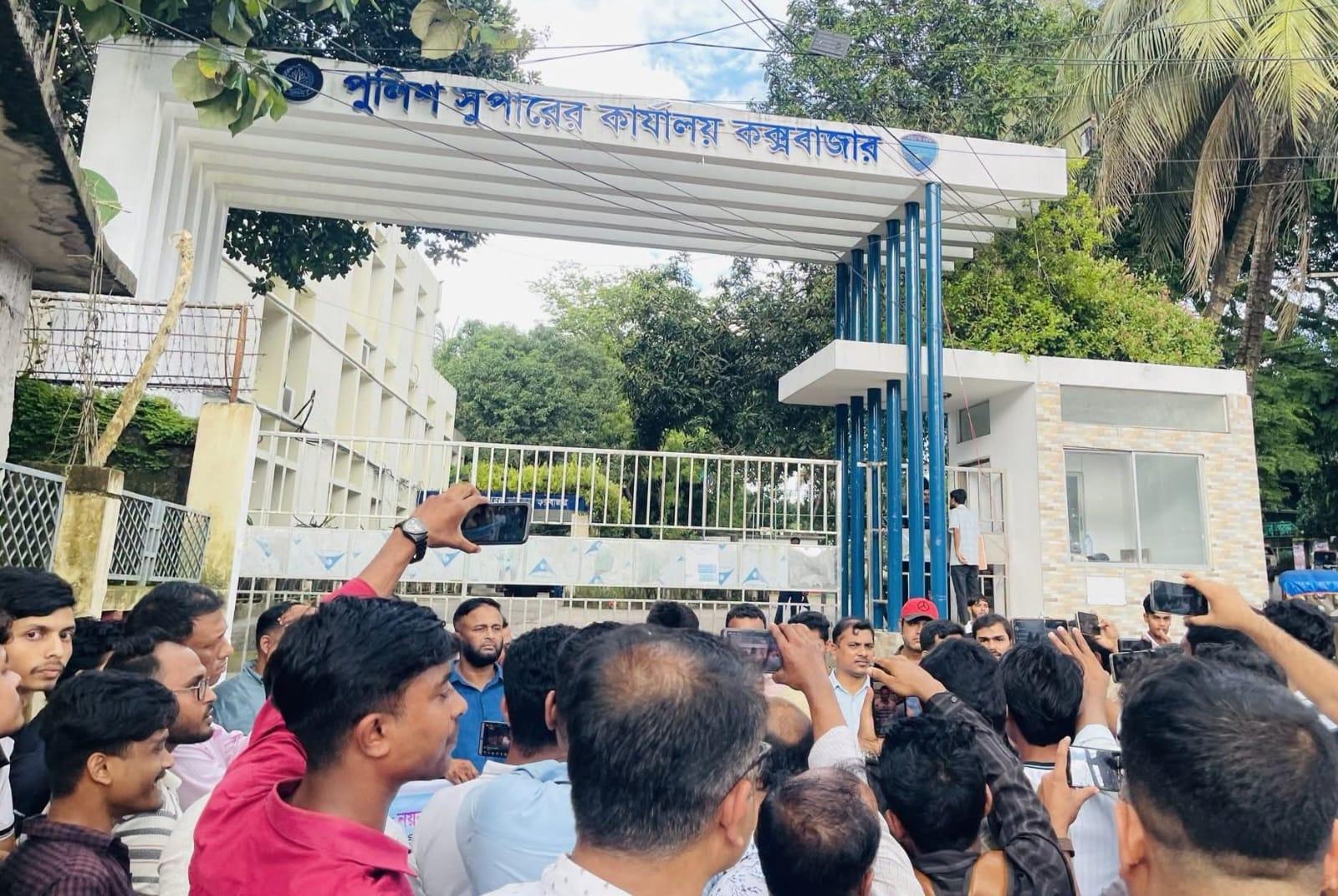 কক্সবাজারে সন্ন্যাসী হত্যার সংবাদ প্রকাশে সাংবাদিককে হুমকি, প্রতিবাদে মানববন্ধন ও বিক্ষোভ সমাবেশ