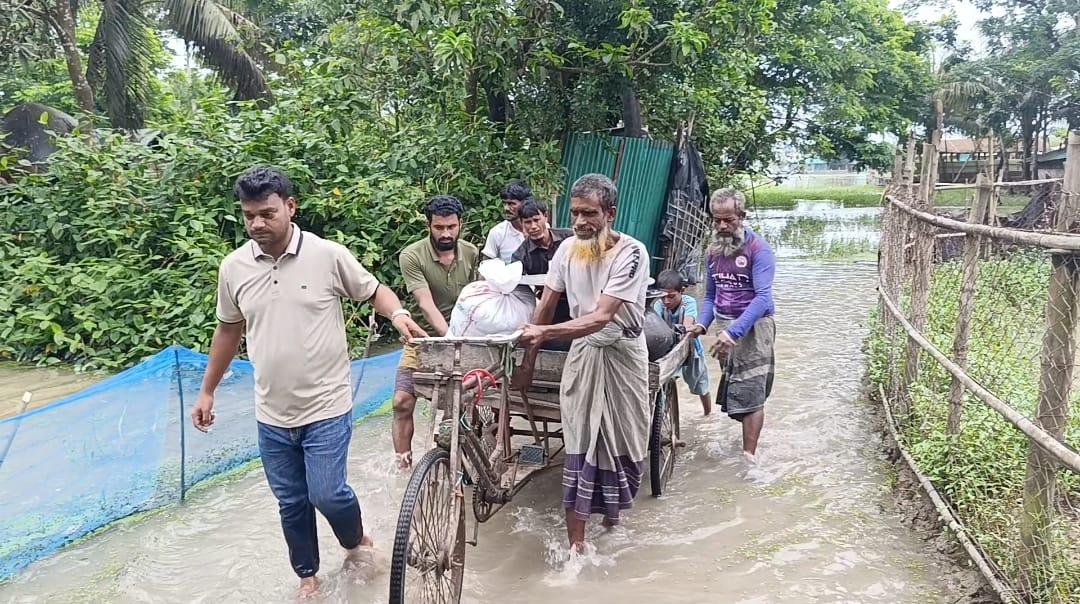 পেকুয়ায় বন্যার্ত এক হাজার পরিবারে আরিফুল ইসলামের খাবার বিতরণ