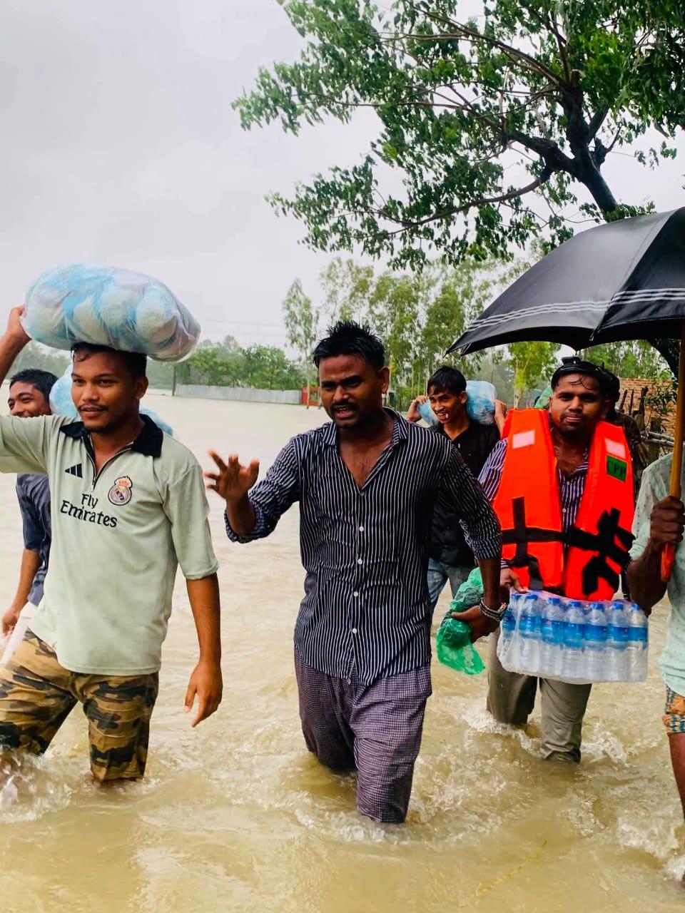 পেকুয়ায় বন্যার্তদের পাশে পৌর ছাত্রদল, শুকনো খাবার ও বিশুদ্ধ পানি বিতরণ