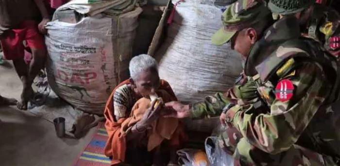 রাস্তায় ফেলে যাওয়া বৃদ্ধা মাকে ঘরে তুলে দিলো সেনাবাহিনী