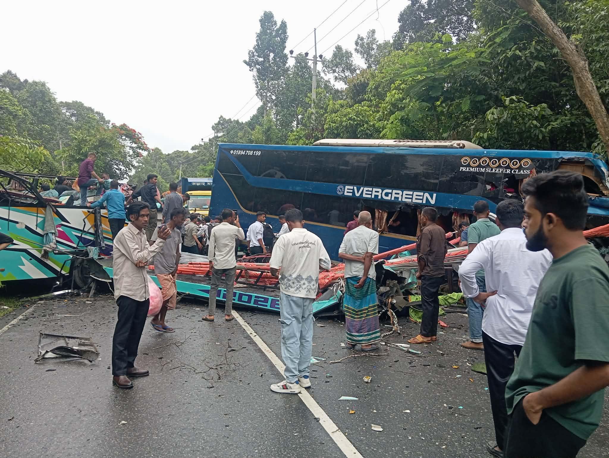 কক্সবাজার চট্টগ্রামে মহাসড়কে চকরিয়ায দুই বাসের মুখোমুখি সংঘর্ষে ১ শিশু নিহত, আহত ২০