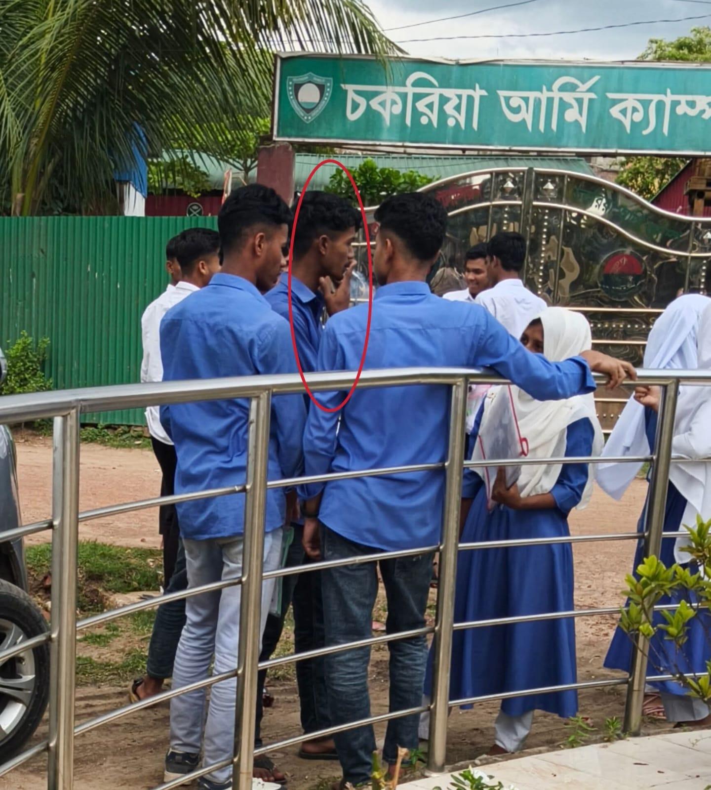 পরীক্ষা কেন্দ্র থেকে বের হয়ে  এসএসসি পরীক্ষার্থীর ধূমপান, ছবি ভাইরাল