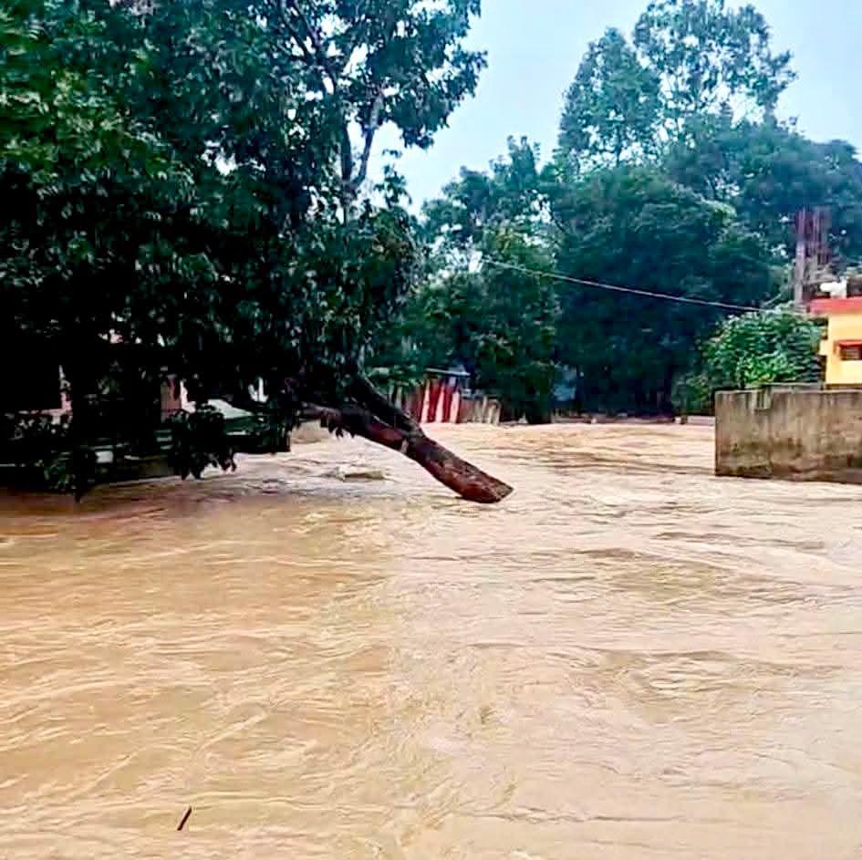 চকরিয়া-মাতামুহুরীর মানুষ পানিবন্দি বিপর্যস্ত, খাবার ও পানি তিব্র সংকট