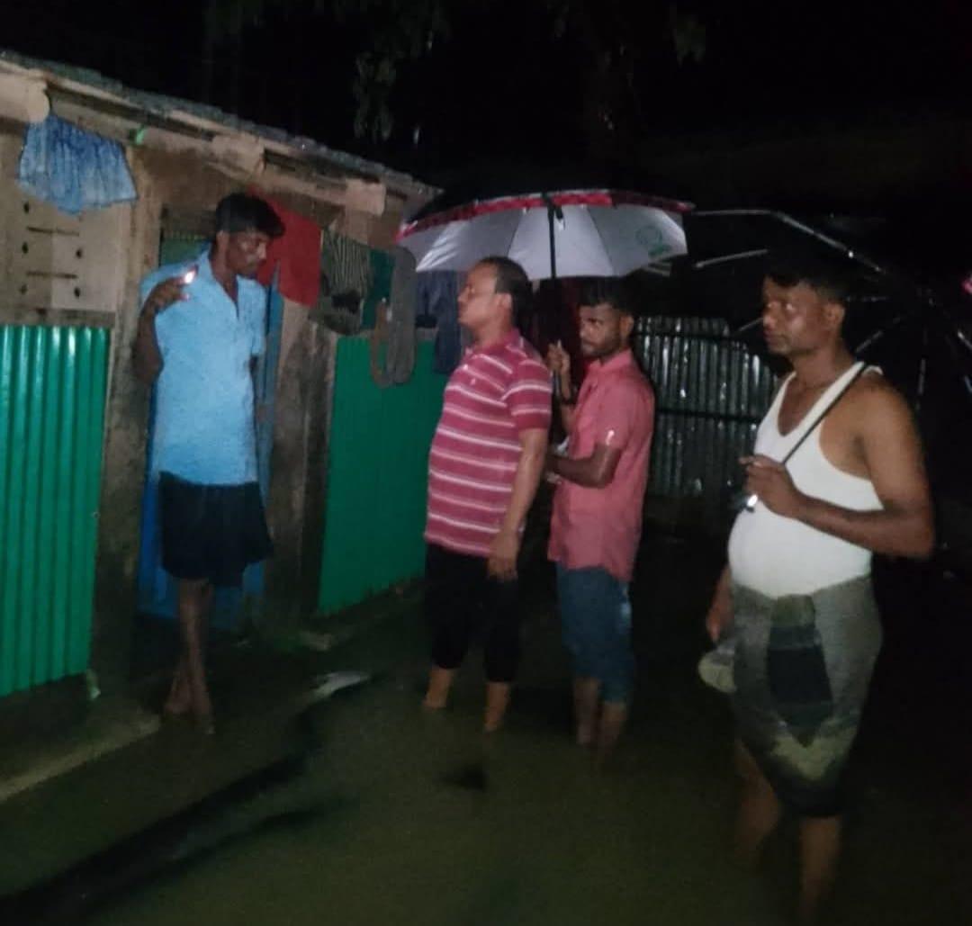 পেকুয়ায় পানিবন্দী মানুষের খোঁজে রাতের আঁধারে কাউন্সিলর পদপ্রার্থী এরশাদুল