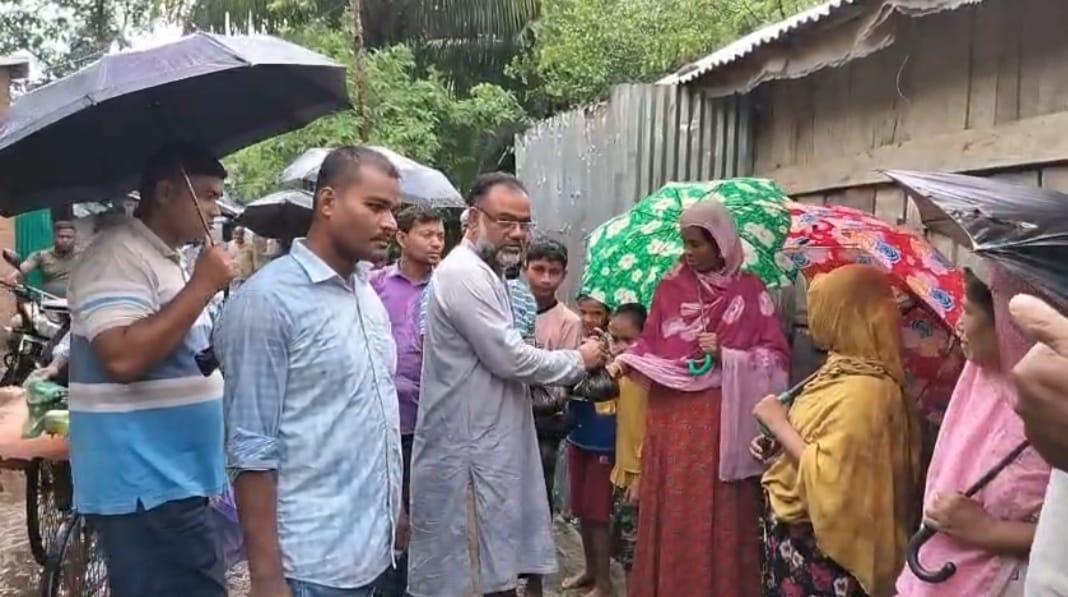 বন্যা ক্ষতি গ্রস্থ পরিবারের মাঝে চকরিয়া পৌরসভা বিএনপি ১নং ওয়ার্ডের সাধারণ সম্পাদক নাজেম উদ্দিনের খাবার বিতরণ